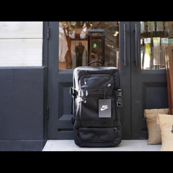 nike fiftyone49 large roller bag